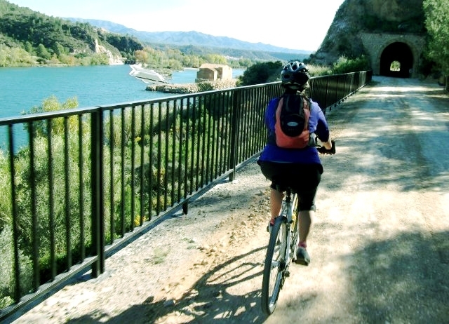 mujer en bicicleta.jpg